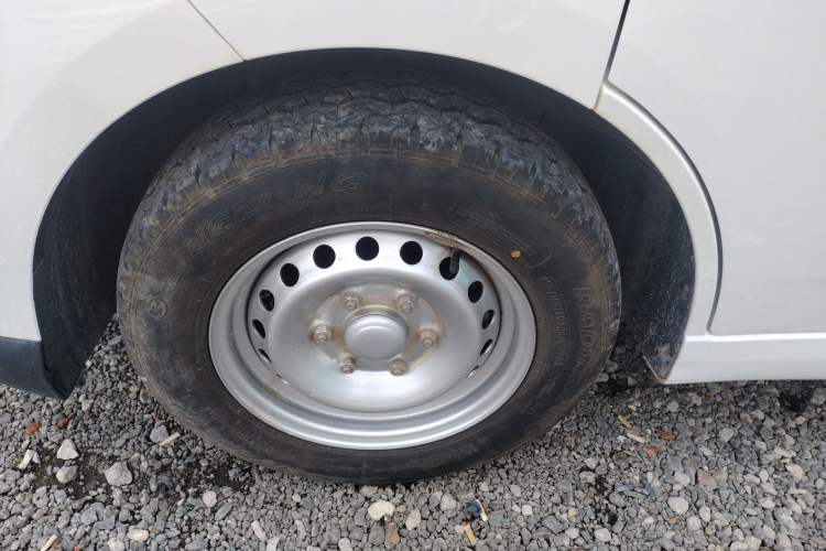 Used Wuling Yangguang 2024 300KM Comfort Version Passenger Van 75kW
