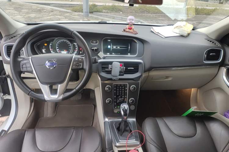 Used Volvo V40 2016 T4 Smart Luxury Edition Center Console