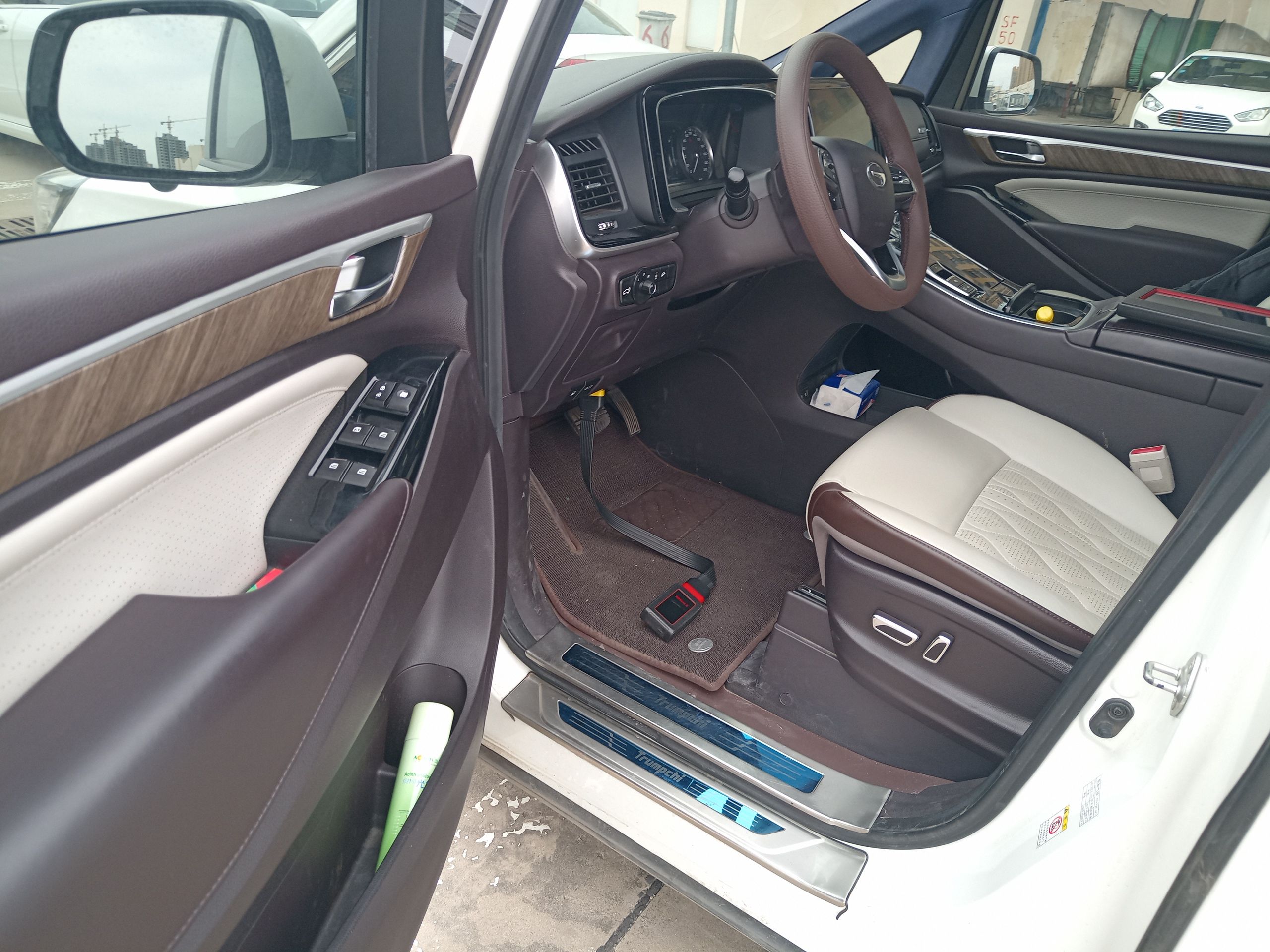 Переднее сиденье в автомобиле