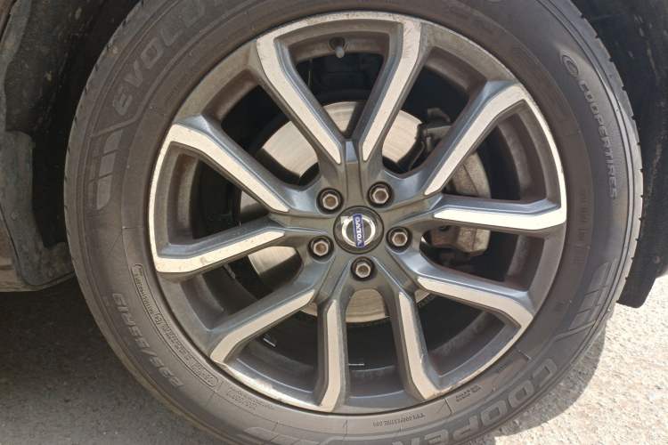 Used Volvo XC60 2017 T5 AWD Smart Upgrade Edition Right Front Wheel Hub