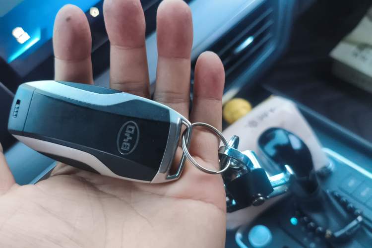 Used BYD Tang 2018 2.0T Automatic SmartConnect Luxury 7-Seater China V Emission Standard Vehicle Key