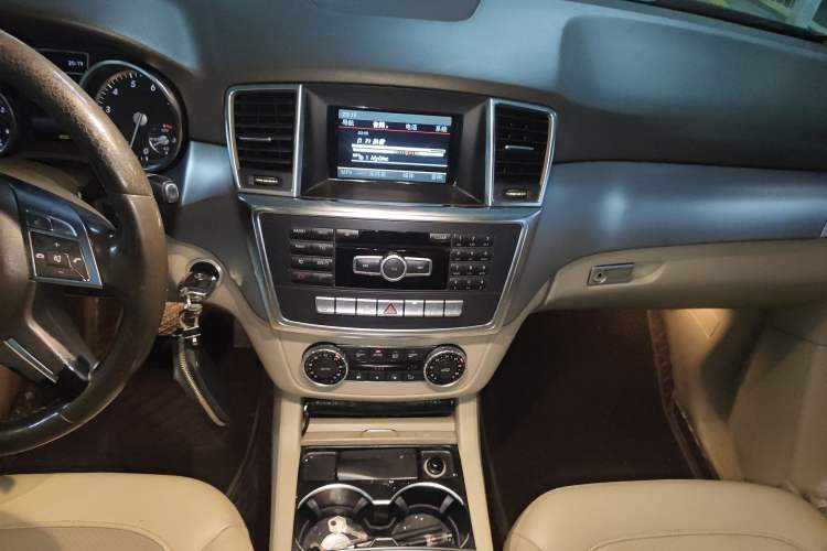 Used Mercedes-Benz M-Class 2014 ML 320 4MATIC Audio And AC Panel