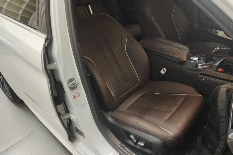 Used BMW 5 Series 2022 Second Facelift 530Li Leading Edition M Sport Package Right Front Seat