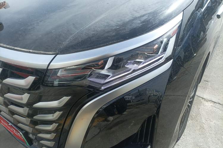 Used Denza D9 2025 DM-i Smart Drive 1020 Four-Wheel Drive Deluxe Model
