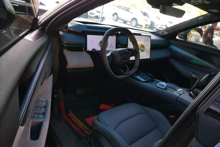 Used Lynk & Co 08 EM-P 2025 120km Long-Range Halo Interior 3