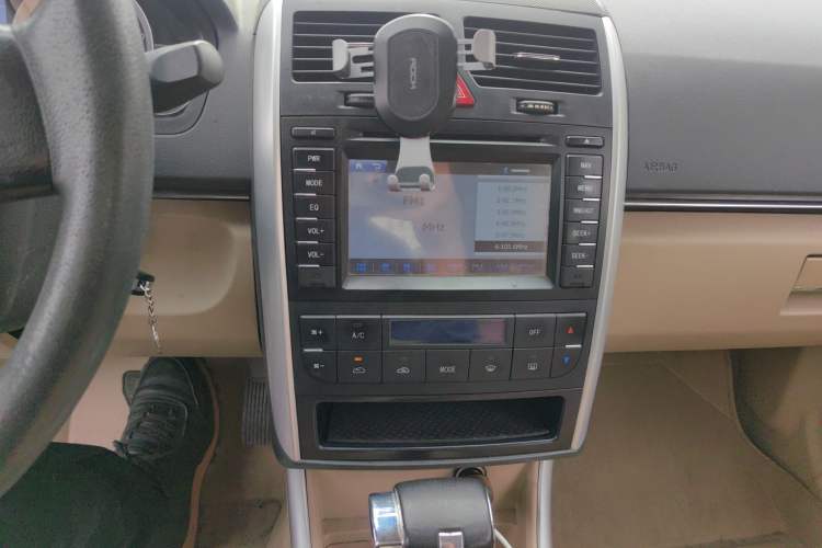 Used BAIC E Series 2013 Sedan 1.5L Automatic Leshang Edition Audio And AC Panel