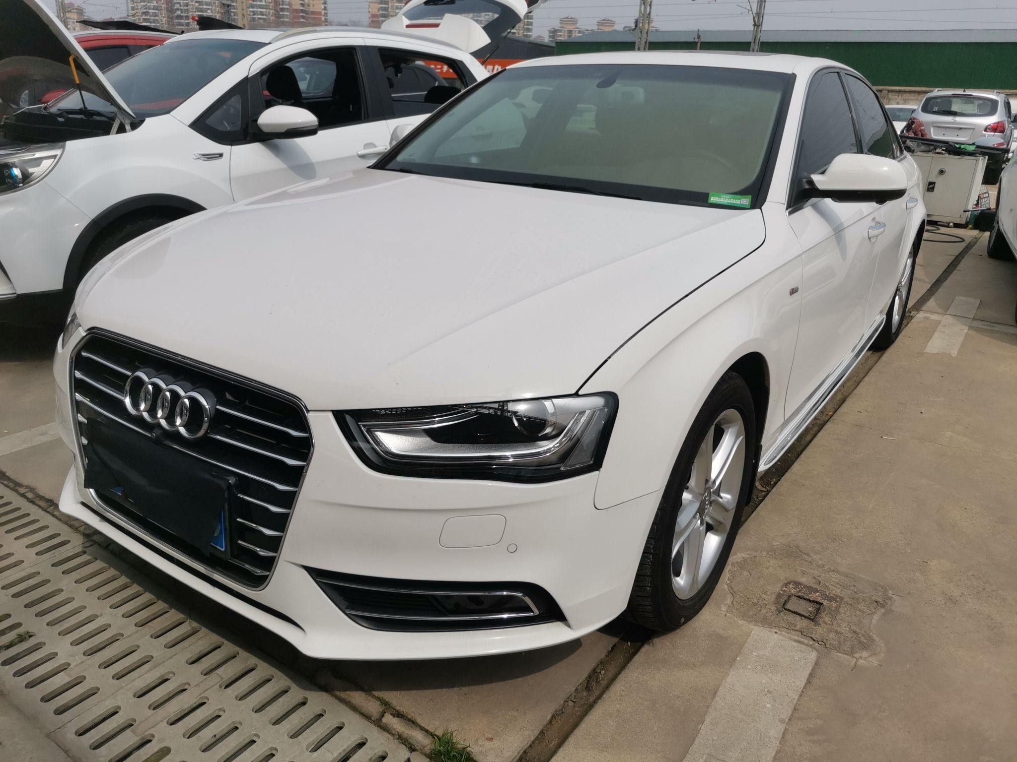 تحت مقدمة السيارة