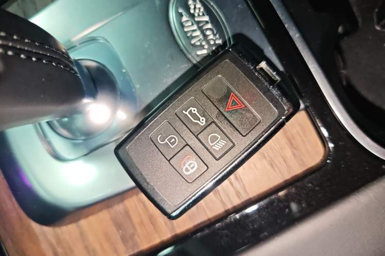 Used Land Rover Discovery Sport 2022 249 PS R-Dynamic HSE Luxury Custom Edition 7 Seats Interior 1