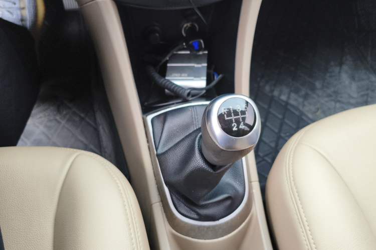 Used Hyundai Verna (older generation) 2014 1.4L Manual Smart GLS Trim Gear Lever