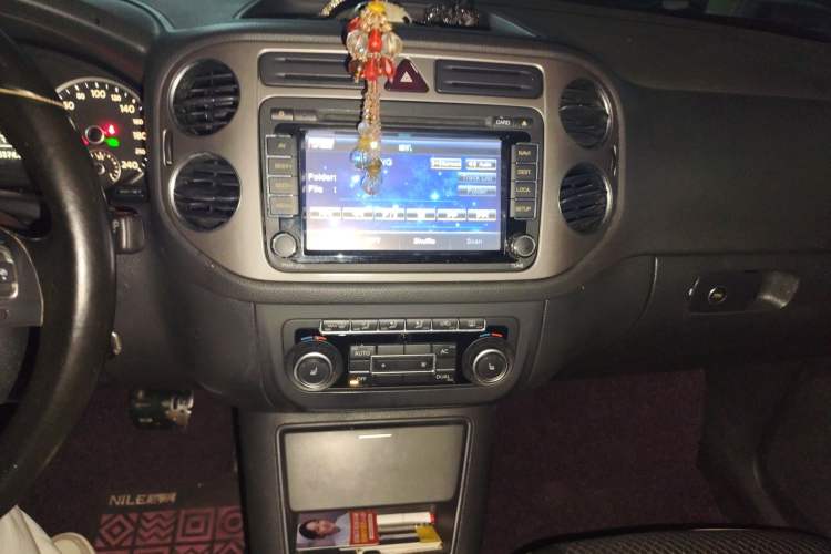 Used Volkswagen Tiguan 2012 1.8TSI Automatic Two-Wheel Drive Elite Edition Audio And AC Panel