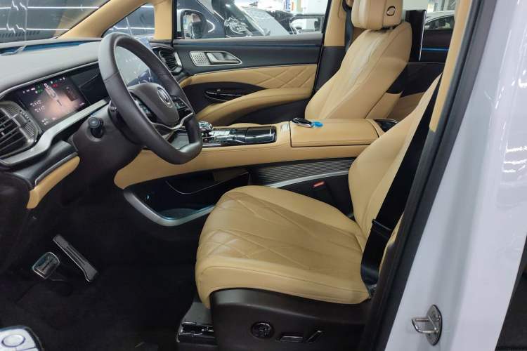 Used Denza D9 2025 DM-i Intelligent Drive 1020 Four-Wheel Drive Flagship Model