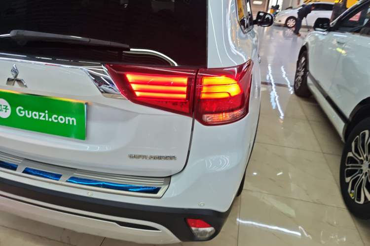 Used Mitsubishi Outlander 2019 2.0L Two-Wheel Drive Comfort Edition 7-Seater China VI Standard
