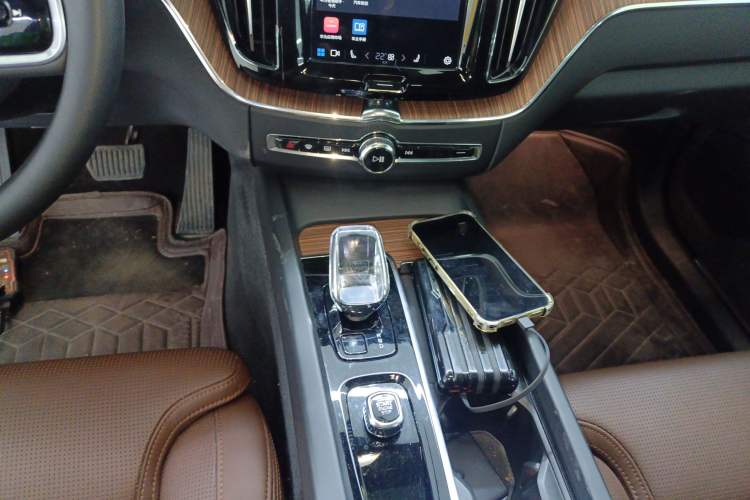 Used Volvo XC60 New Energy 2025 Plug-in Hybrid Long-Range All-Wheel Drive Smart Luxury Edition Gear Lever