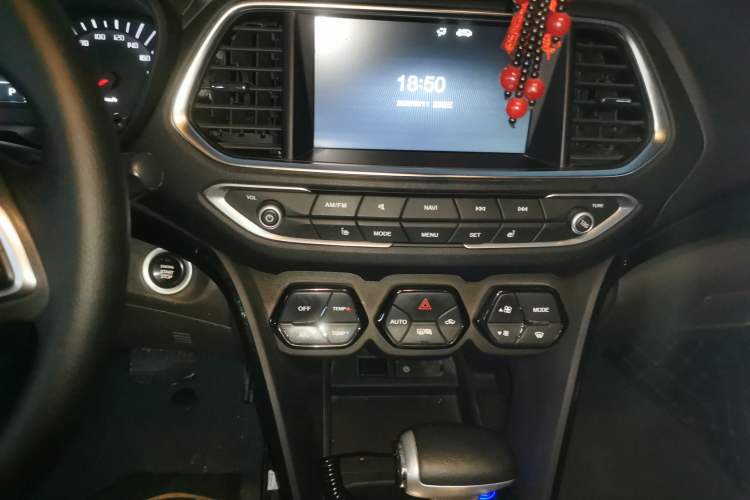 Used GAC Trumpchi GS4 2017 235T Automatic Two-Wheel Drive Luxury Smart Connectivity Version Audio And AC Panel