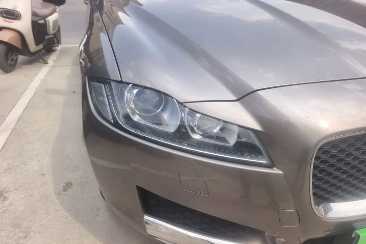 Used Jaguar XF 2016 XF 2.0T Two-Wheel-Drive Luxury Edition Right Front Headlight