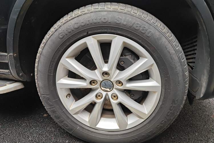 Used Volkswagen Touareg 2017 3.0 TSI Touareg Model Right Front Wheel Hub