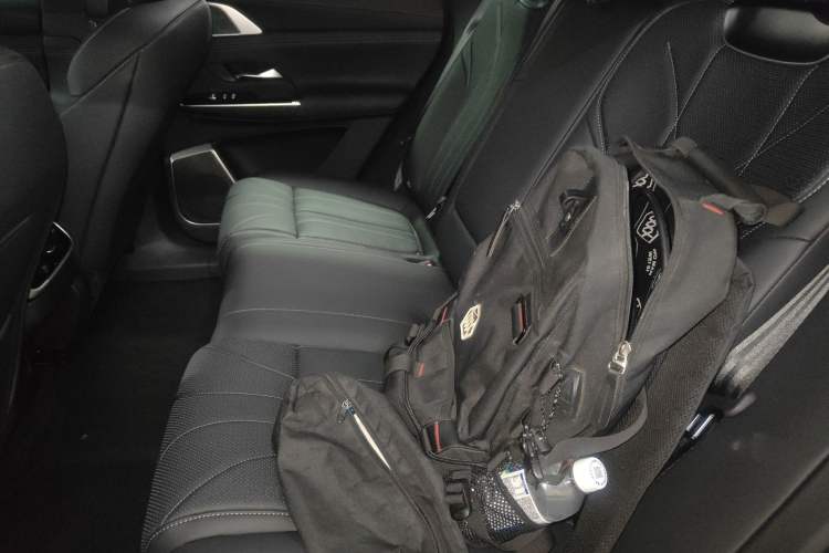 Used XPeng G9 2025 725 with Ultra-Long Range Max Left Rear Seat