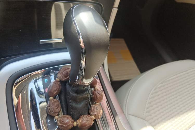 Used Buick Regal 2014 2.0L Leading Fashion Edition Gear Lever