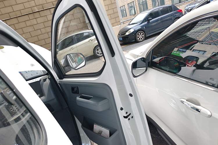 Used Wuling Yangguang 2024 300KM Comfort Version Passenger Van 75kW