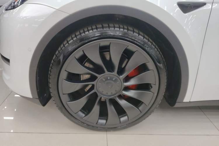 Used Tesla Model Y 2022 Performance High-Performance All-Wheel-Drive Version Left Front Wheel Hub