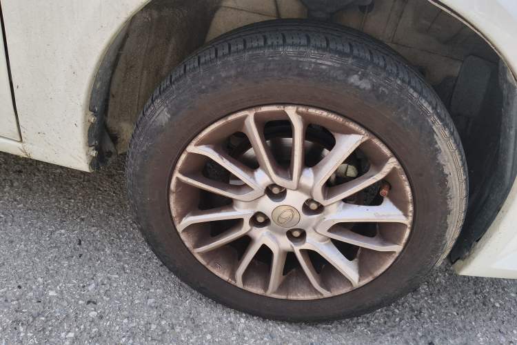 Used Soueast V3 Lingyue 2015 1.5L Manual Happiness Edition Right Front Wheel Hub