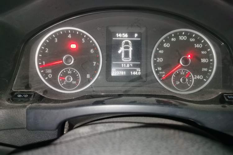 Used Volkswagen Tiguan 2015 1.8TSI Automatic Two-Wheel Drive Comfort Edition Odometer Close Up