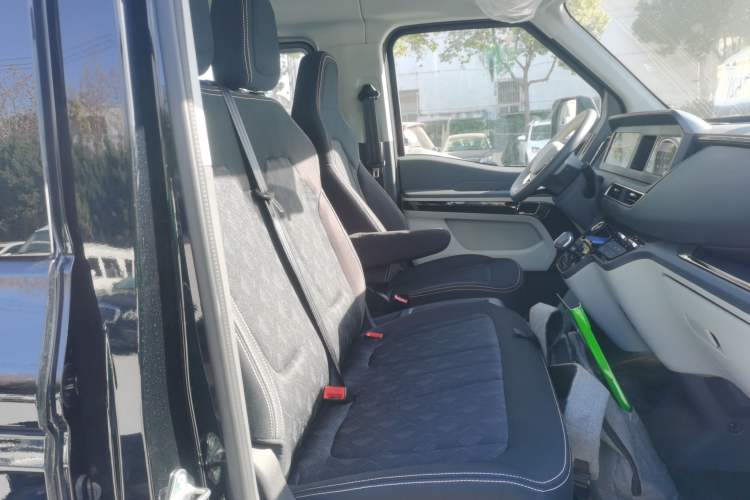 Used Sinotruk Pioneer V 2024 Multi-Function Version 2.0T Automatic Short Wheelbase Low Roof