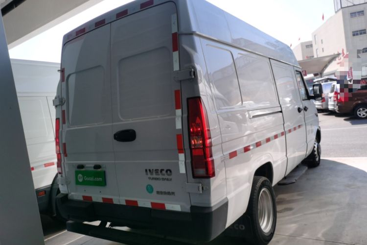 Used Iveco Daily 2023 2.8T V37 Van Long Wheelbase Mid-Roof Dual Tires Manual Doors 2-3 Seater