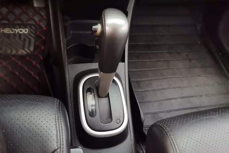 Used Nissan Tiida 2008 1.6L Automatic Smart Version Gear Lever