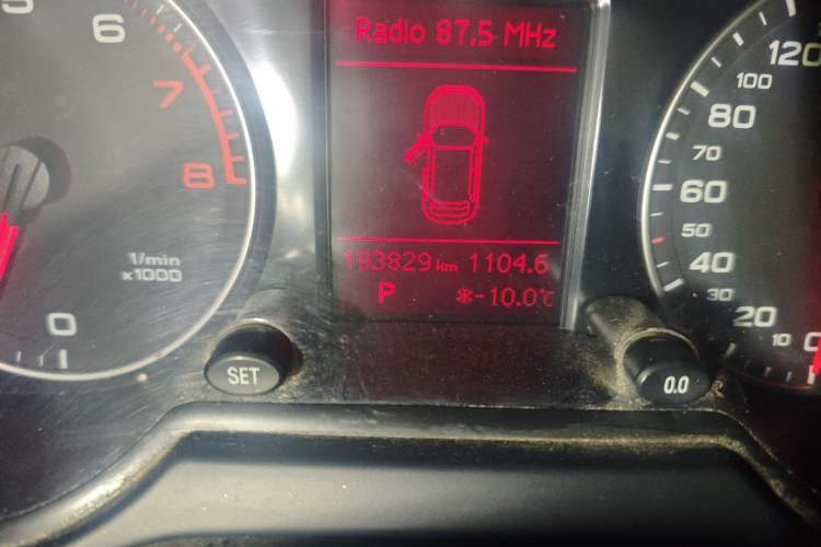 Used Audi Q5 2012 2.0TFSI Technology Model Odometer Close Up