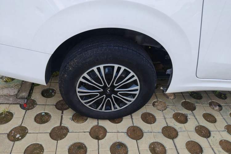 Used Wuling Hongguang New Energy 2024 All-Electric Model 300KM Standard Version Right Rear Wheel Hub