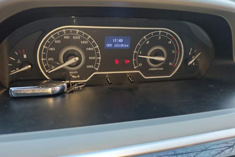 Used SAIC MAXUS Xintu V80 2019 2.5T Classic Model 6-Speed Manual Aotong Long Wheelbase Mid-Height 7-Seater Instrument Cluster