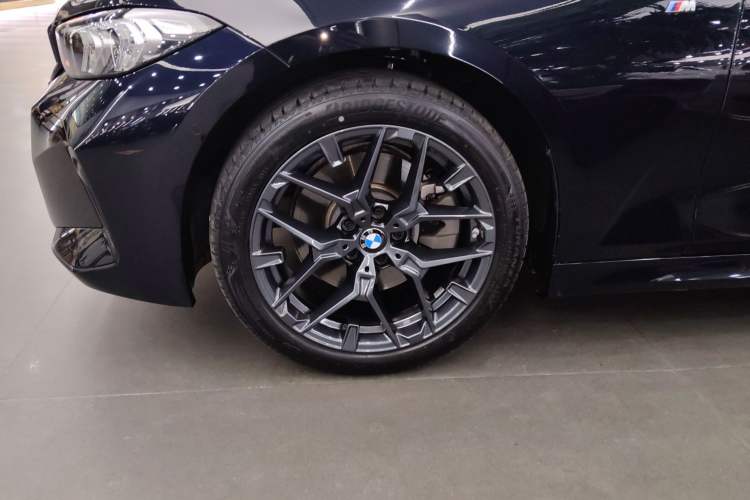 Used BMW 3 Series 2025 330Li M Sport Shadowline Package Left Front Wheel Hub