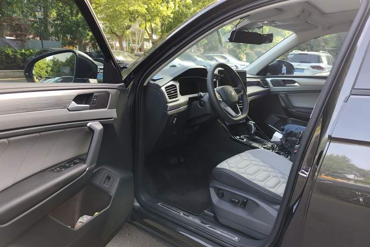 Used Volkswagen Tayron 2024 330TSI Two-Wheel Drive R-Line High-Energy Version
