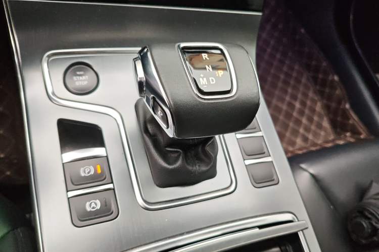 Used Hongqi H5 2022 Classic Model 1.8T Automatic Smart Connect Flagship Edition Gear Lever