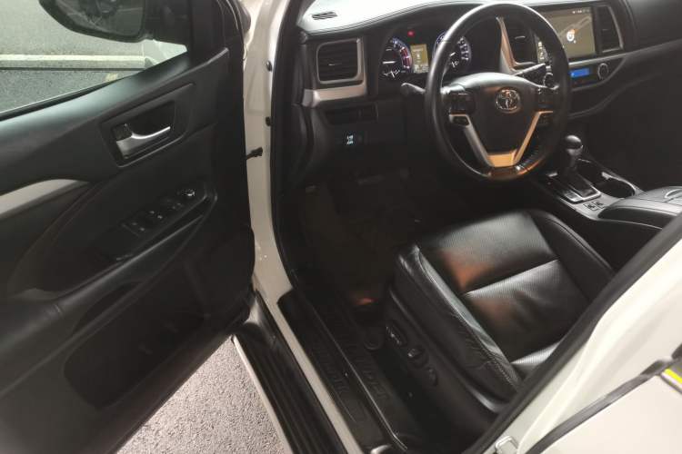 Used Toyota Highlander 2017 2.0T Four-Wheel Drive Luxury Edition 7 Seats Driver Seat