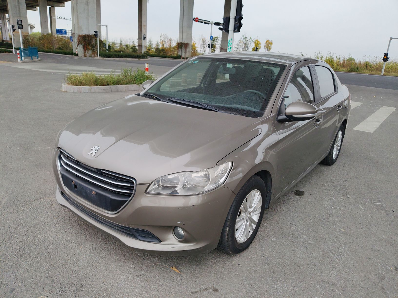 تحت مقدمة السيارة