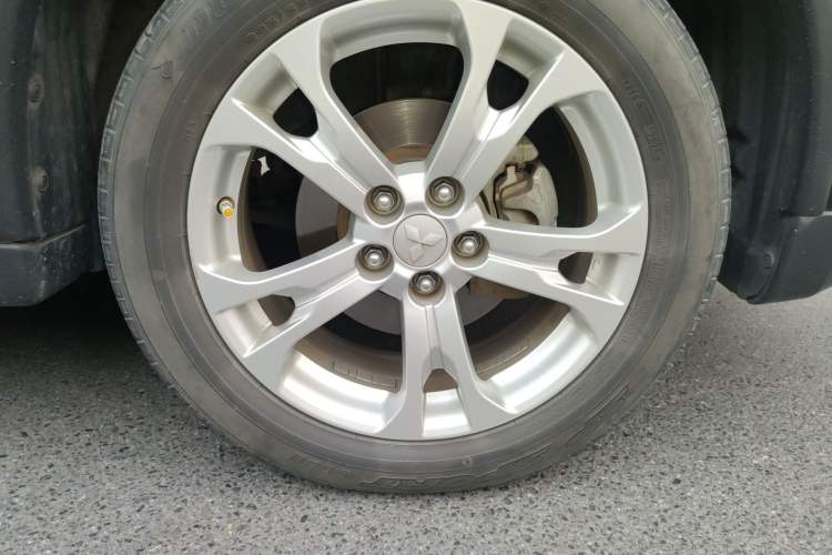 Used Mitsubishi Outlander 2014 2.4L 4x4 Deluxe Value Edition 5 Seats Right Front Wheel Hub