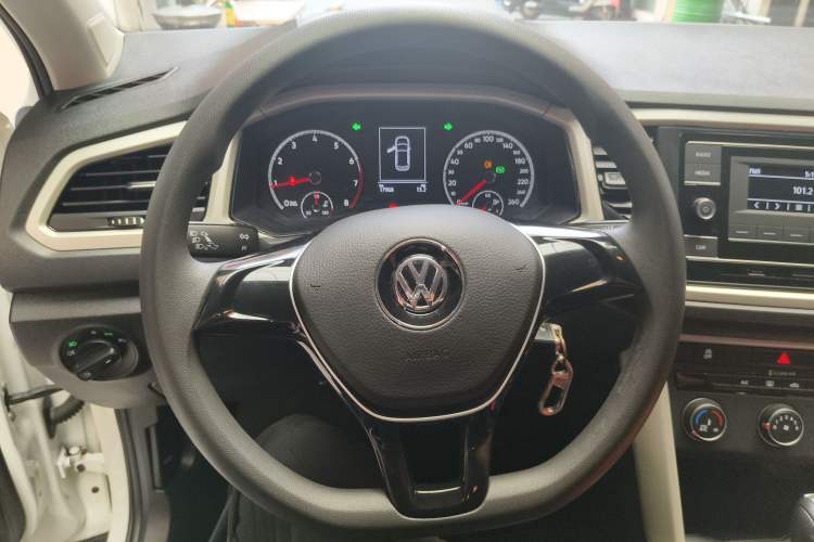 Used Volkswagen T-ROC 2019 230TSI DSG Two-Wheel Drive Fashion Edition China VI Standard Steering Wheel