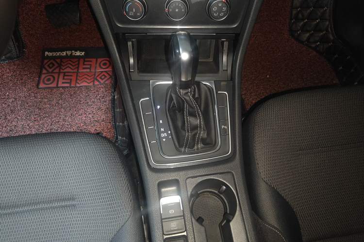 Used Volkswagen Golf 2017 1.6L Automatic Comfort Million-Vehicle Anniversary Edition Gear Lever