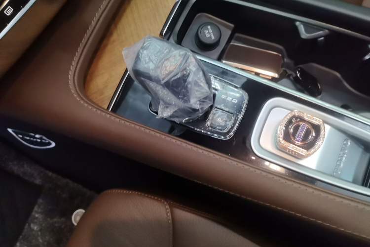 Used Volvo XC90 2024 B5 SmartDrive Luxury Edition 5 Seats Gear Lever