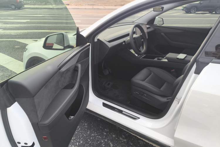 Used Tesla Model Y 2025 Long-Range All-Wheel-Drive Version