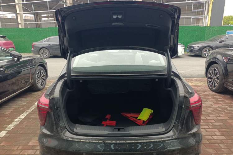 Used Hongqi H5 2025 2.0T Automatic Flag Edition – 500 000 Units Commemorative Version
