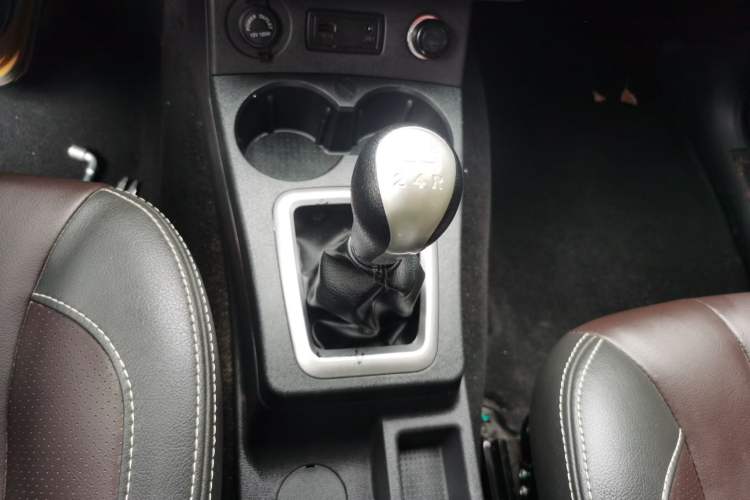 Used Dongfeng Fengon 330 2019 1.5L 330S Manual Comfort Version China VI Standard Gear Lever