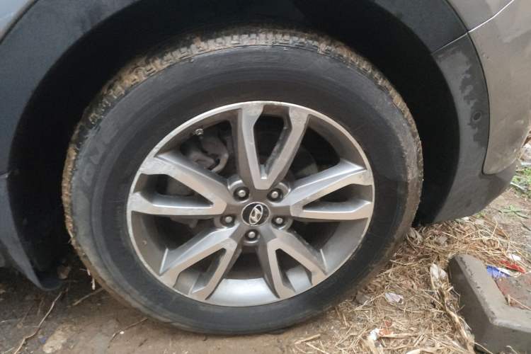 Used Hyundai Santa Fe 2013 2.0T Automatic All-Wheel Drive Top Trim Right Front Wheel Hub