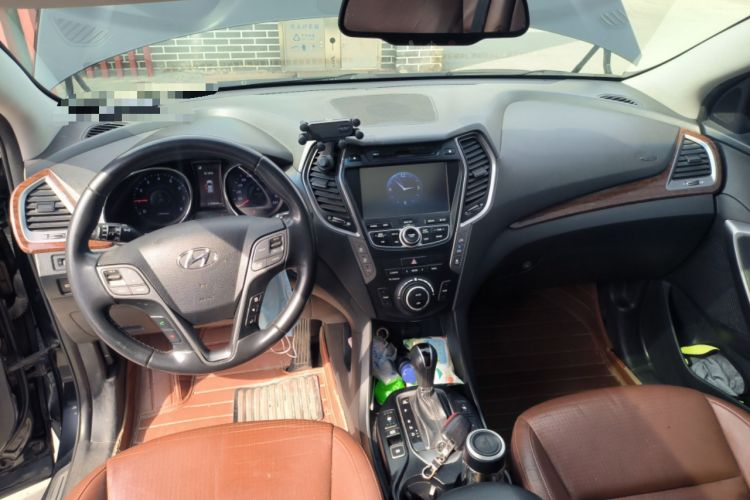 Used Hyundai Grand SantaFe 2013 3.0L 7-seat 4x4 Brown Interior Flagship Edition Center Console