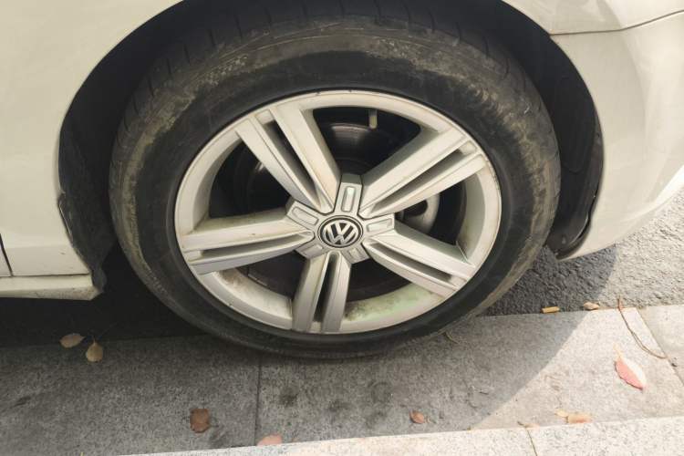 Used Volkswagen Lamando 2017 280TSI DSG Comfort Edition Right Front Wheel Hub