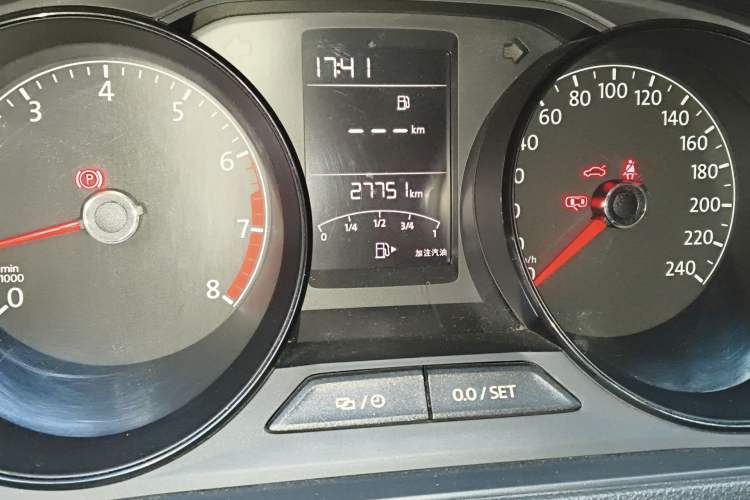 Used Volkswagen Lavida 2015 1.6L Manual Fashion Edition Odometer Close Up