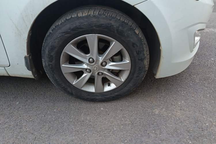 Used Hyundai Verna (older generation) 2014 1.4L Manual Smart GLS Trim Right Front Wheel Hub