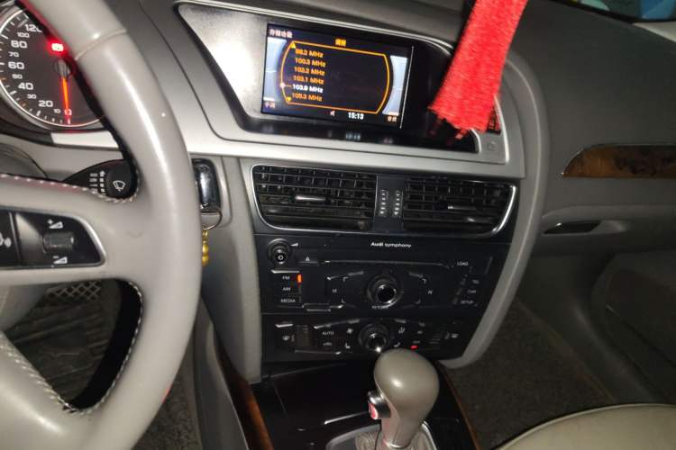 Used Audi A4L 2012 2.0 TFSI automatic Comfort trim level Audio And AC Panel